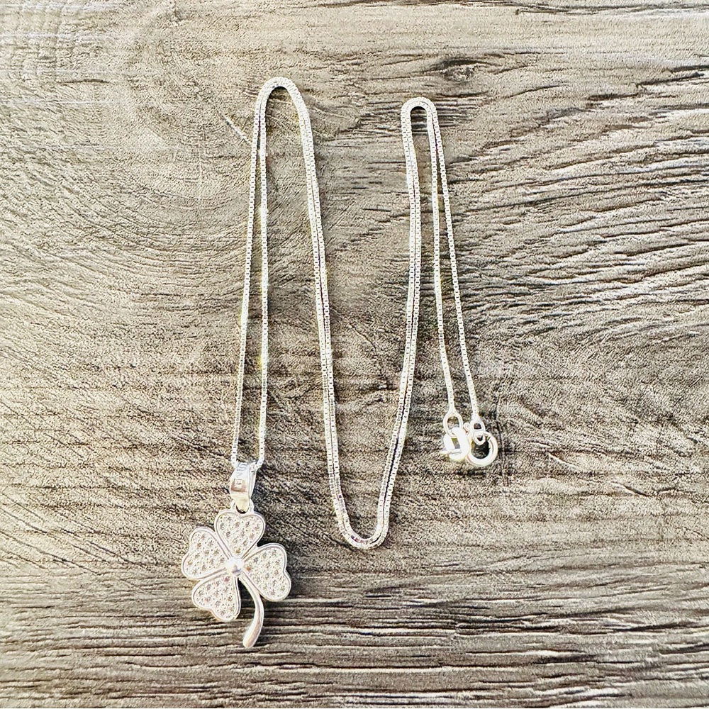 New 925 Sterling Silver Clover Pendant Necklace.